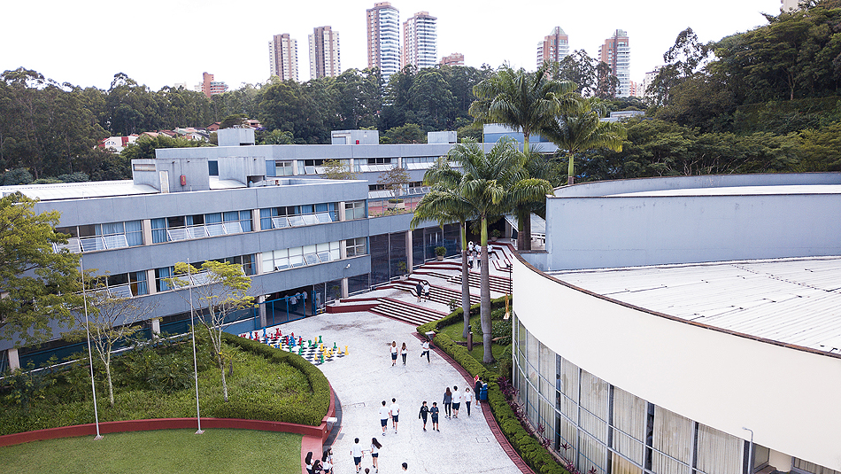 Blick von oben auf das Schulgelände des Colégio Visconde de Porto Seguro